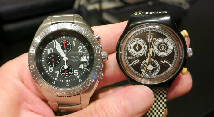 Zwei Armbanduhren, die beide auf dem Ziffernblatt drei kleinere Zifferblätter und Zeiger haben (Stoppuhrfunktion).