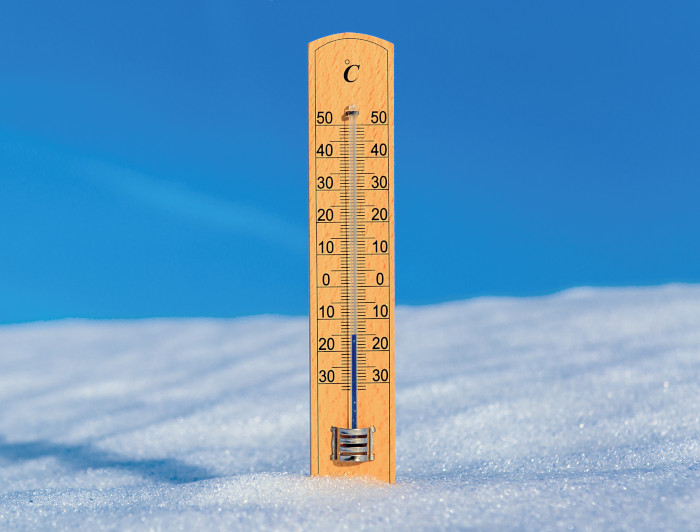 Thermometer im Schnee zeigt -20°C.