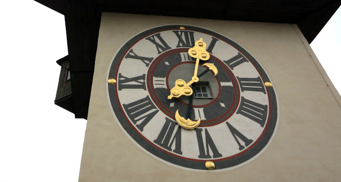 Grazer Uhrturm. Das Zifferblatt der Uhr hat römische Zahlen.