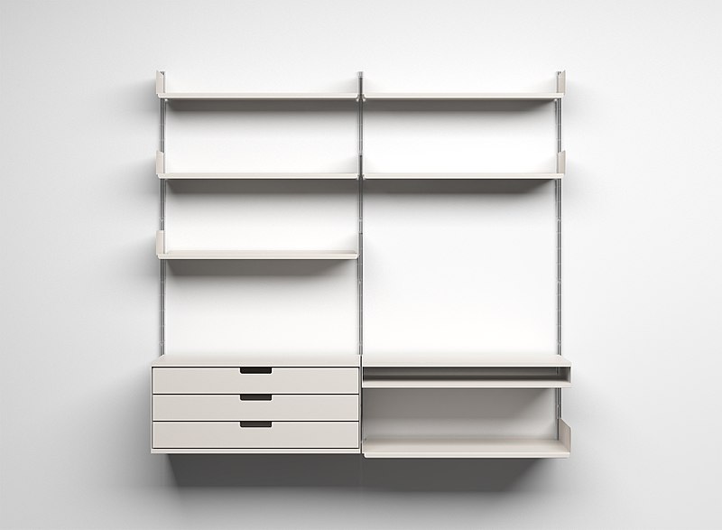 Regalflächen und Schubladen an einer Wand.