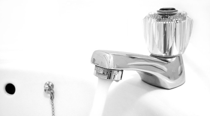 Wasserhahn mit einem einzelnen Drehregler.