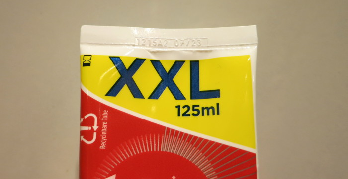 Teil einer Tube, auf der »XXL« steht.