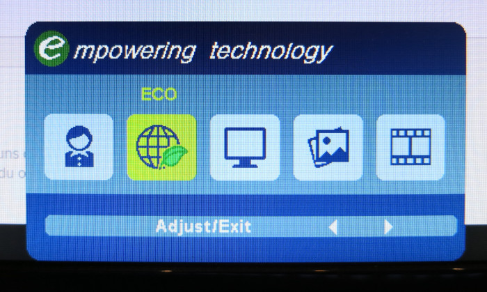Nahaufnahme eines Bildschirmmenüs, in dem ein Symbol mit der Bezeichnung »ECO« ausgewählt ist.