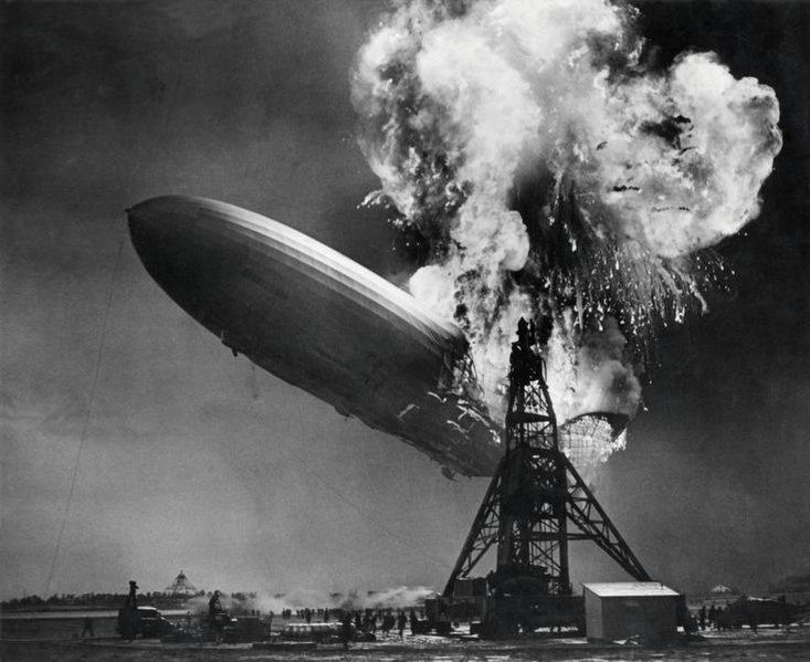Schwarzweiß-Foto des explodierenden Zeppelins »Hindenburg«.