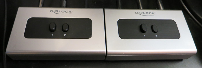 Zwei Boxen mit jeweils 2 kleinen Schaltern, die unterhalb jeweils mit »1« und »2« beschriftet sind.