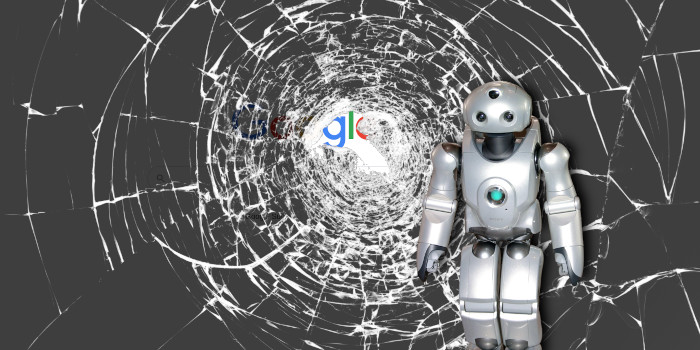 Humanoider Roboter vor einer zersprungenen Scheibe, hinter der man die Google-Startseite sieht.