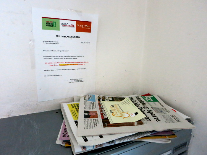 Zeitschriften und anderer Papierkram auf den Briefkästen.