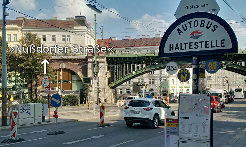 Autobushaltestelle »Glatzgasse« und gleich nebenan auf einer Verkehrsinsel die Straßenbahn-Haltestelle »Nußdorfer Straße«.