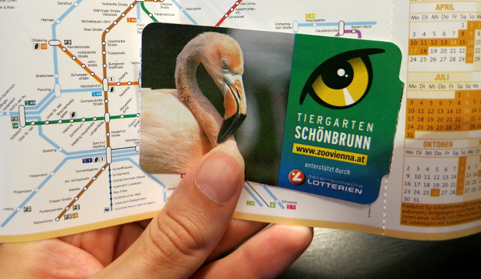 Jahreskarte Tiergarten Schönbrunn vor Netzplan der Wiener Linien