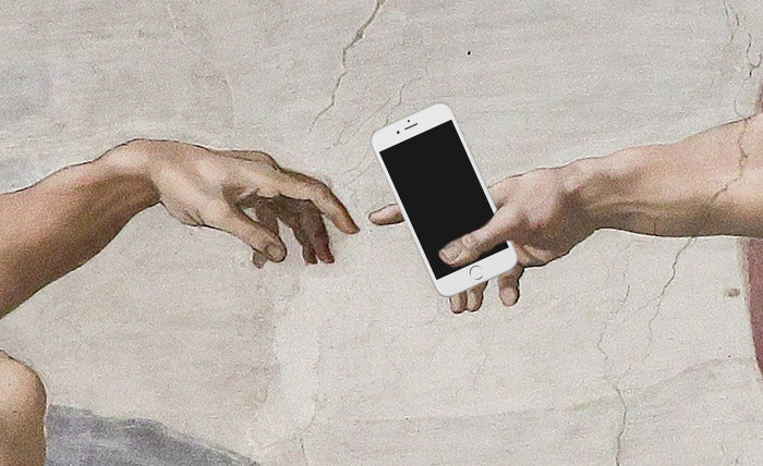 Ausschnitt aus dem Deckenfresko »Die Erschaffung Adams« mit einem iPhone in Gottes Hand.