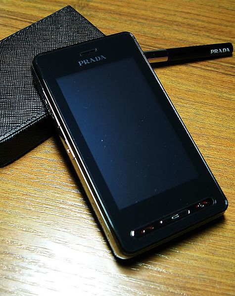 Touchscreen-Smartphone mit nur drei Tasten im unteren Bereich und der Aufschrift »PRADA« im oberen Bereich.