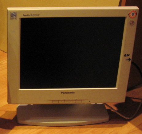 Alter Flachbildschirm mit händischer Beschriftung »ON« sowie einem Pfeil nach rechts am rechten Rahmen.