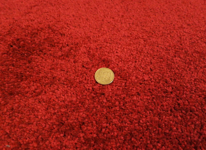 Eine einzelne 50-Cent-Münze auf einer großen, leeren Fläche.