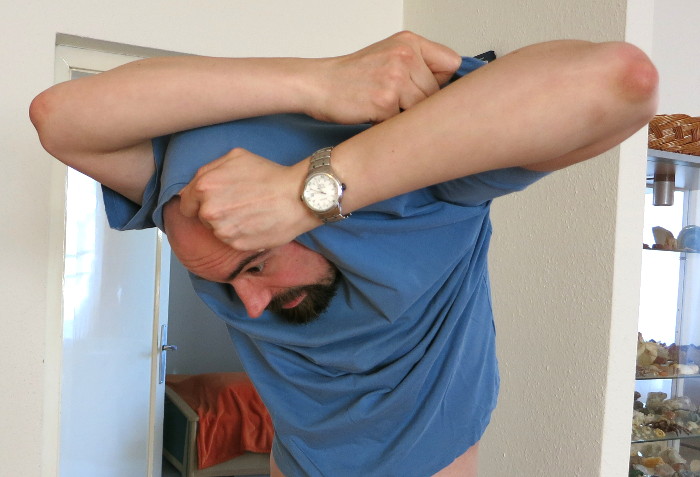 Der Autor zieht sich ein T-Shirt über den Kopf.