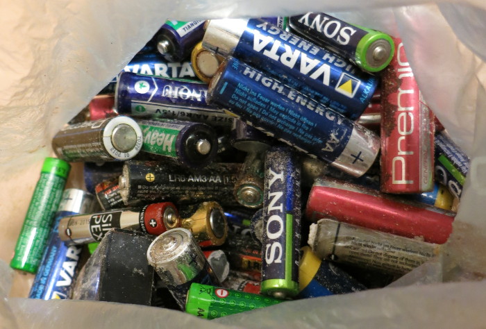 Etliche, teils ausgelaufene, Batterien in einem transparenten Beutel.