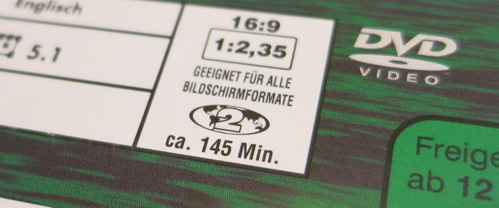 Nahaufnahme der Angabe »ca. 145 Min.« auf einer DVD-Hülle.