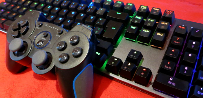 Spiel-Controller und Tastatur mit bunter Beleuchtung.