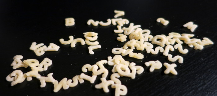 Einige ungekochte Buchstaben-Teigwaren einer Buchstabensuppe.